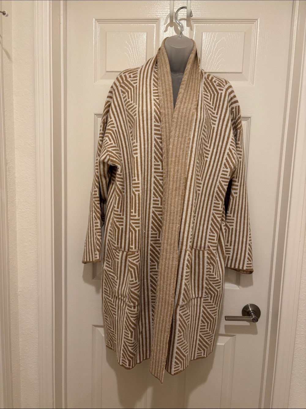 Joseph A Tan & White Geometric Open-Front Coatigan